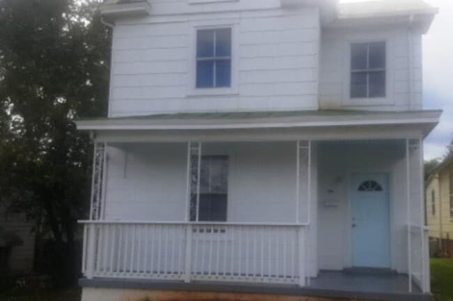 Building Photo - 2 Story House off Fort Avenue