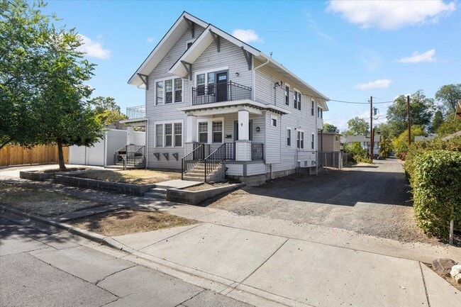 Building Photo - 9 Rose Ave Rental