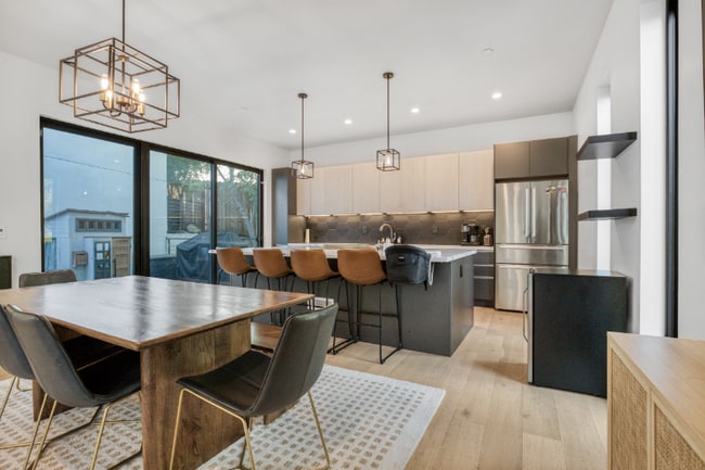 Photo - 4852 Seldner St E