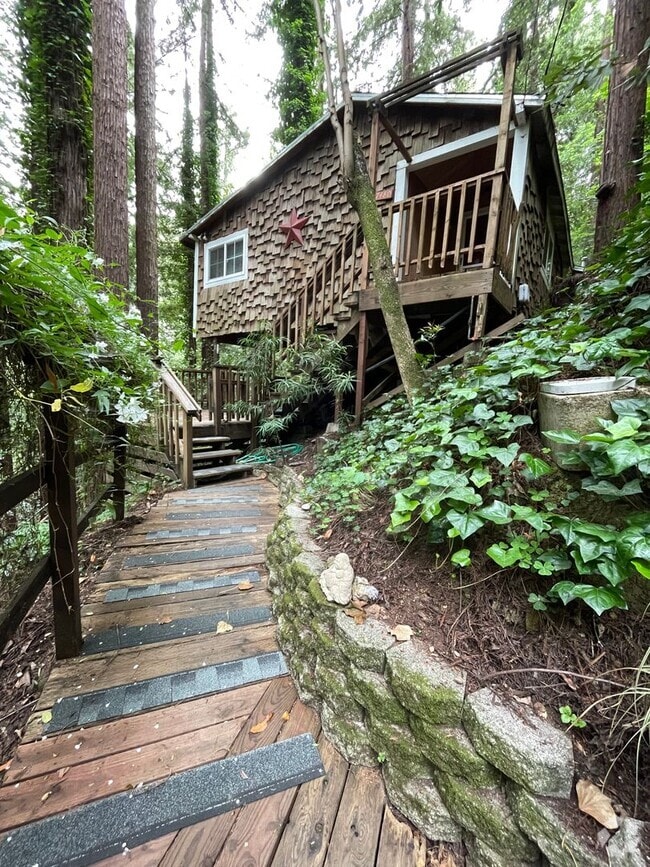 Building Photo - One bedroom Private Hilltop home washer, d...