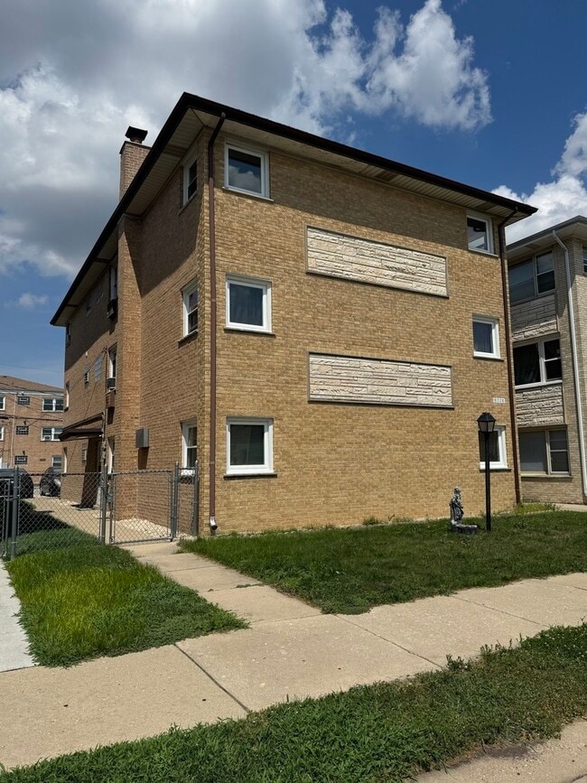 Building Photo - 8228 W Walsh Ln Unit 3F