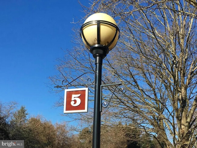 Building Photo - 5 Stonehenge Cir Unit #9