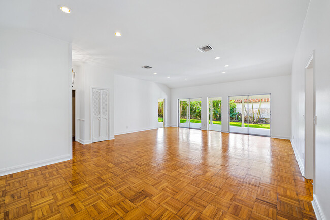 Photo - 210 Russlyn Dr