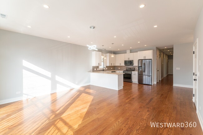 Photo - 3461 N Oconto Ave Unidad 2