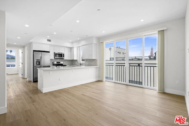 11042 La Maida St Unit 203