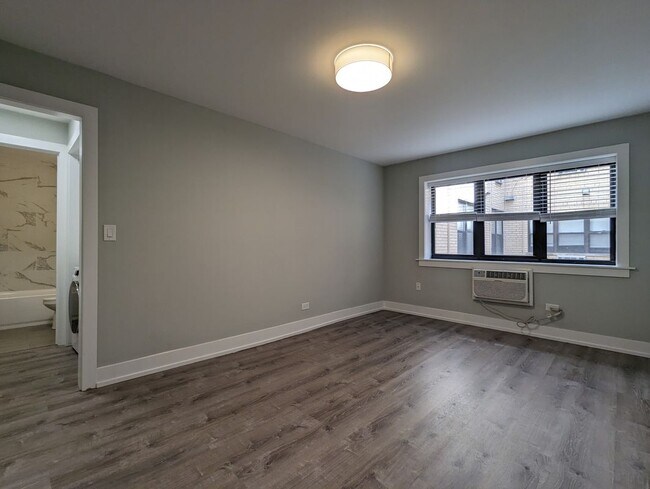445 W Barry Ave Unit 218