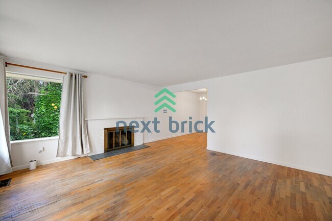 Photo - Charming 3-Bedroom Edmonds Home with 2 Full Baths and Spacious 1982 Sq. Ft. Living Space!