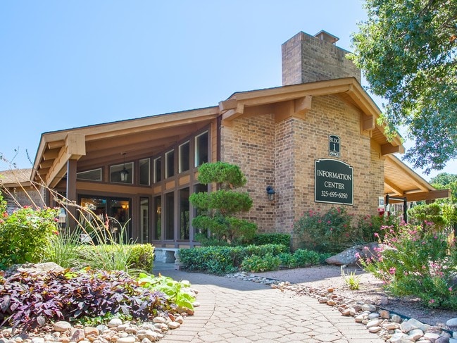 The Warwick - The Warwick Apartments