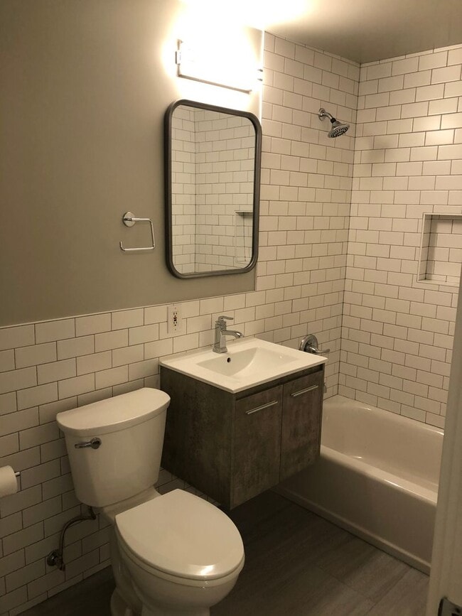 Building Photo - Great unit available in duplex! Rental