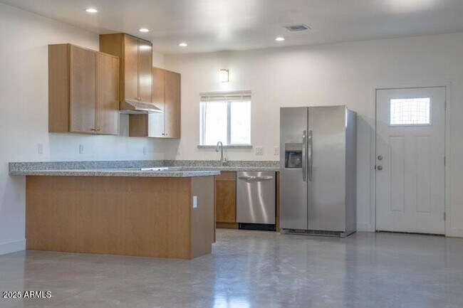 Photo - 2006 W Madison St