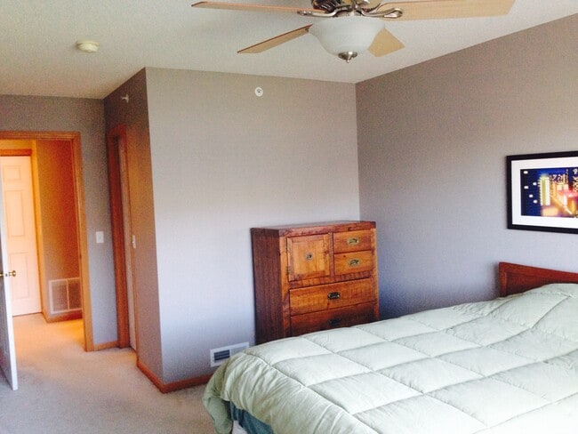 Photo - 562 Willoughby Way W