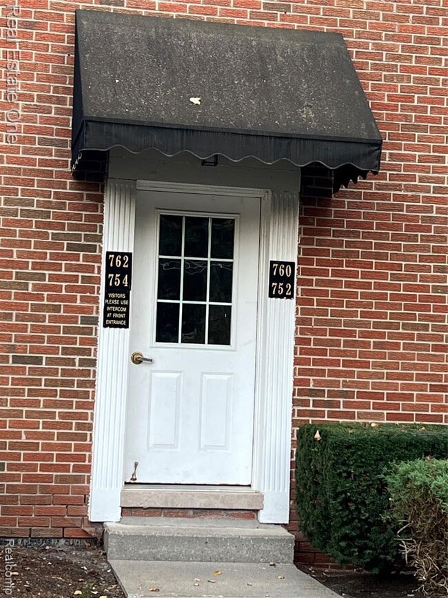 Photo - 754 E Fox Hills Dr