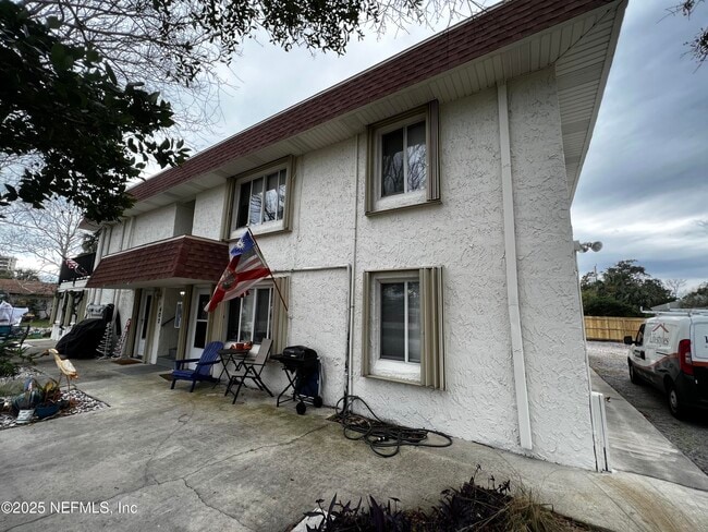 Building Photo - 402 8th St S Unit 6