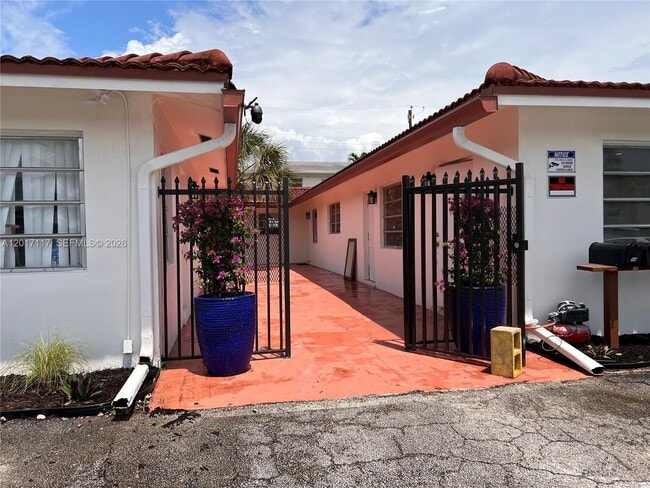 Building Photo - 1140 NE 24th Ave Unit 1-4