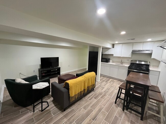 Building Photo - 1830 Ontario Pl NW Unit Apt B
