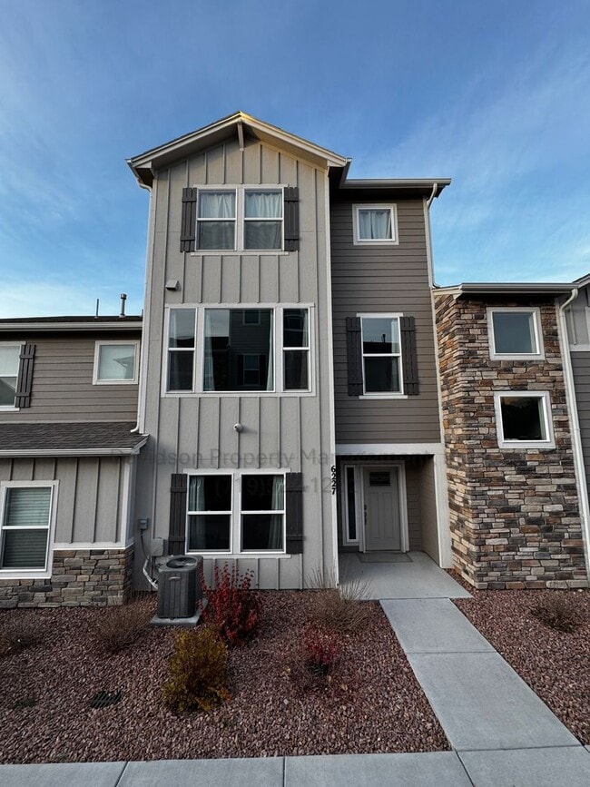 Building Photo - Gorgeous 3 Bedroom Townhouse Located in Northeast Colorado Springs