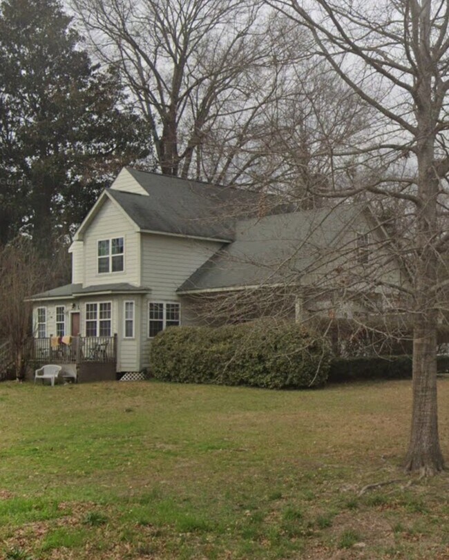 Photo - 131 E 5th St