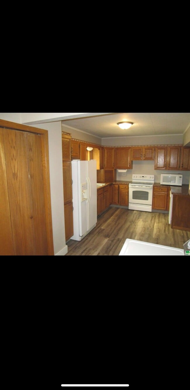 Building Photo - 813 7th Ave