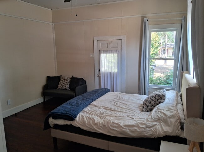 Building Photo - 704 S Anglin St Unit Private Guest House