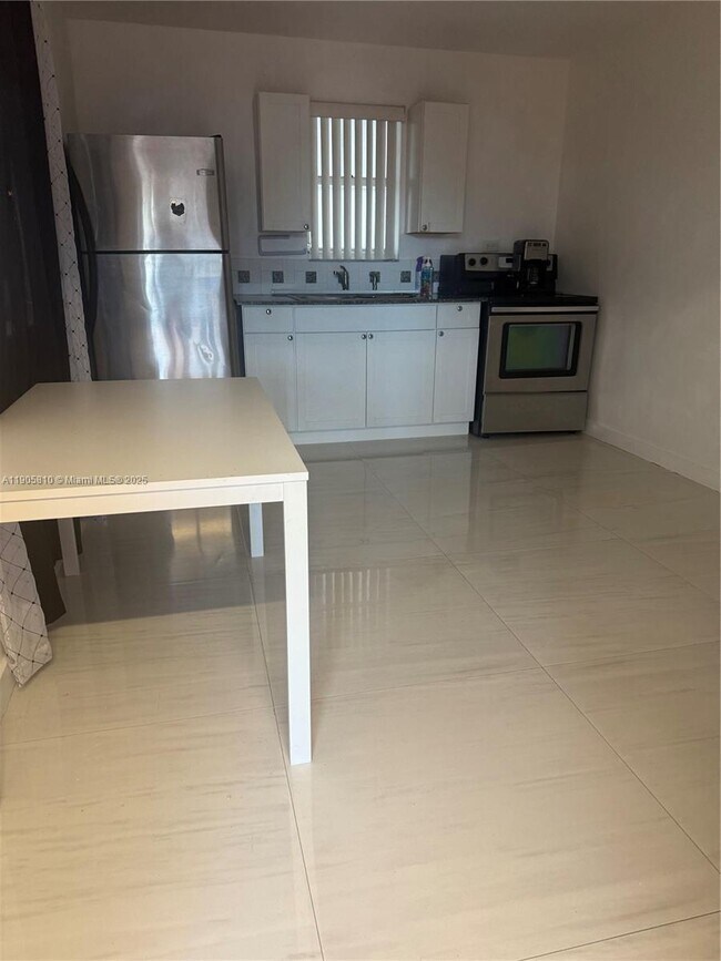 Photo - 317 W 34th St Unidad B