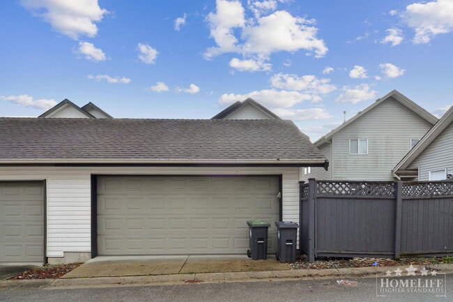 Photo - Spacious 3 Bedroom Home with Finished Basement, Double Garage and Separate Entry in Willoughby, L... Unité House