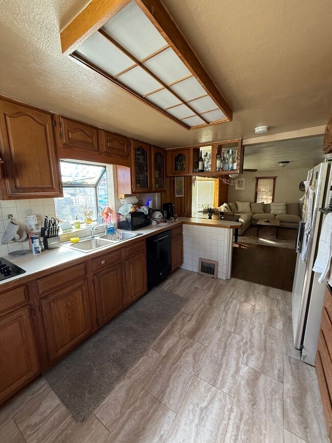 Photo - 4 Bedroom, 2 bath Unit very close to Regis University, restaurants and shops