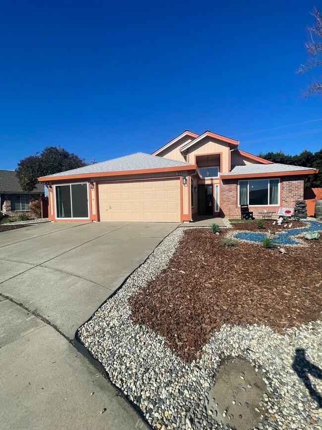 Building Photo - Stunning newly remodeled 3 bedroom 2 bathroom home!