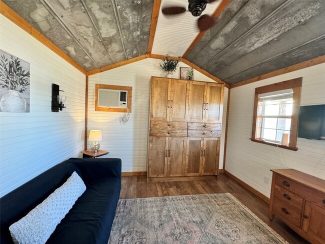 Photo - 6055 Trackside Rd