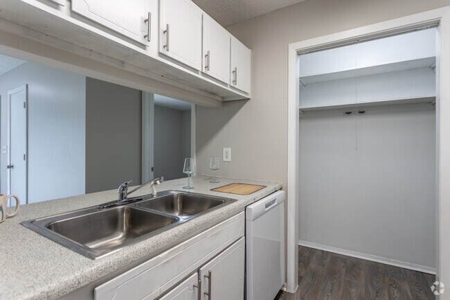 2BR, 2BA - 985SF - Kitchen