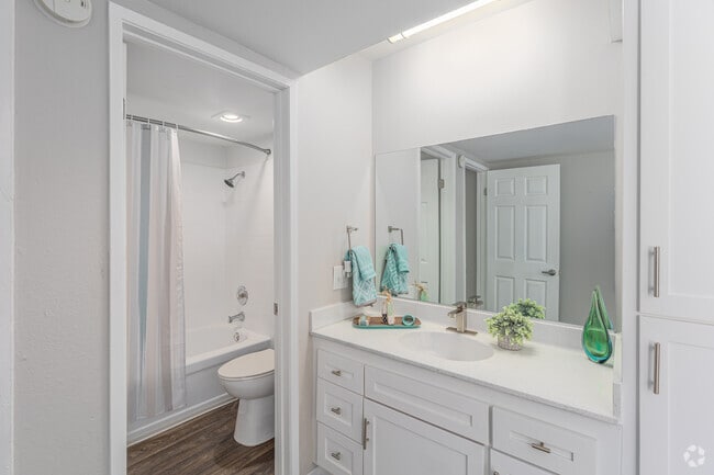 2BR, 2BA - 1,013SF - Bathroom