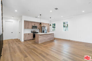 Photo - 10805 Morrison St