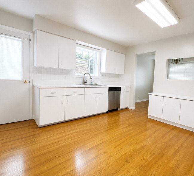 Photo - 7011 Hamlin Ave