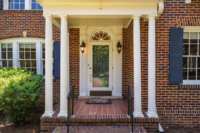 Photo - Stunning 3 bedroom FURNISHED MID-TERM RENTAL home in historic downtown Burlington