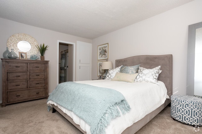 2BR, 2BA - 924 SF