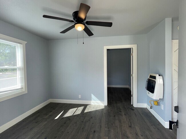 Photo - 1 Bedroom / 1 Bathroom in Downtown Springdale - All Utilities Included! Unit B