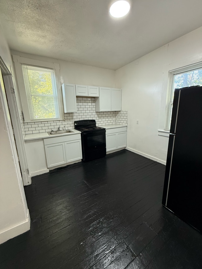 Photo - 28 W 5th St