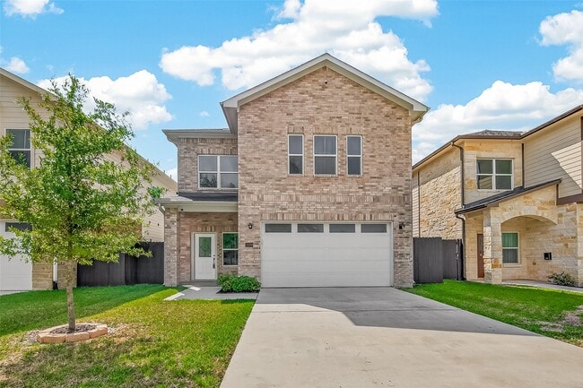 Building Photo - 2209 Silverbonnet St