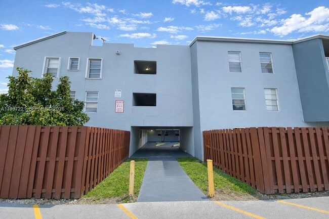 Photo - 1755 W 60th St Unidad D212