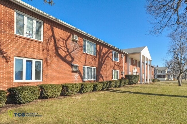 Building Photo - 445 Elm Pl Unit L-22