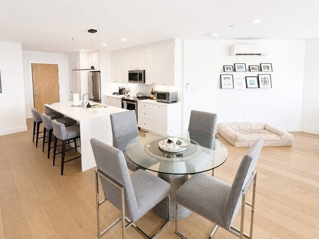 Photo - 654 E Broadway Unidad 302