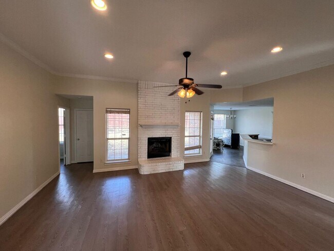 Photo - Enjoy a convenient and stylish living!