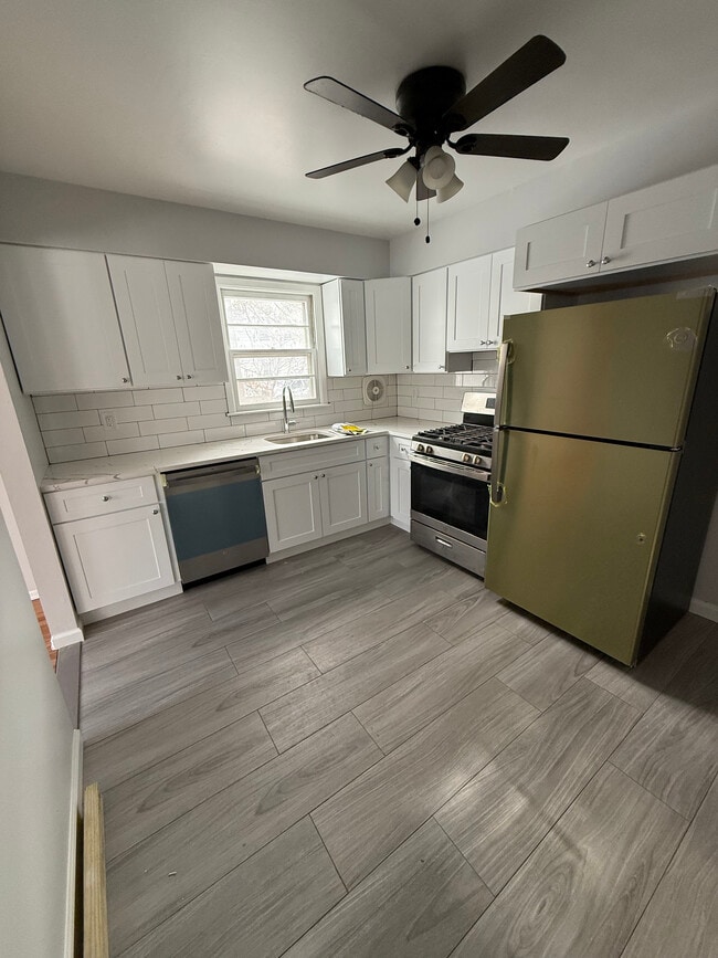 Kitchen - 916 Walnut St Unit 1