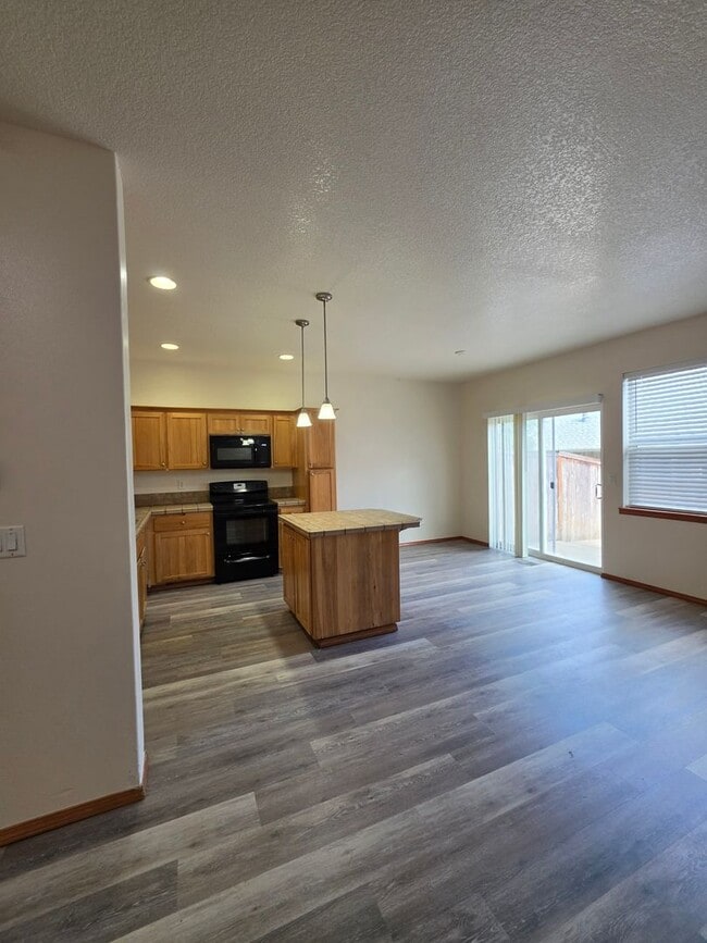 Photo - 355 SW Pemberly Loop