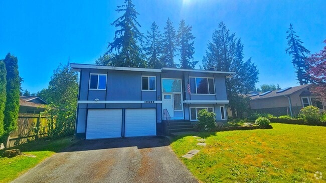 Building Photo - 3 Bed, 2 Bath 2 Story Home in Sought After...