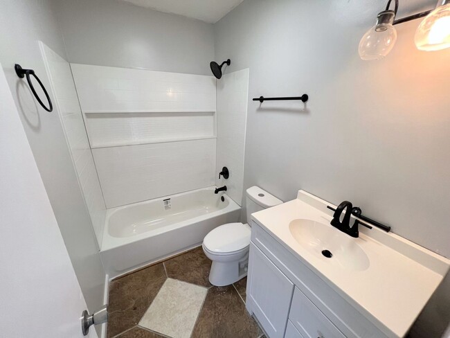 Photo - Moss Avenue Complex Unidad Apt A