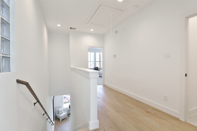 Photo - 1020 W 15th 1/2 St