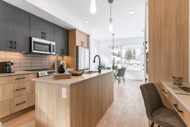 Photo - 9807-9153 153 St NW Unité MAIN 9807