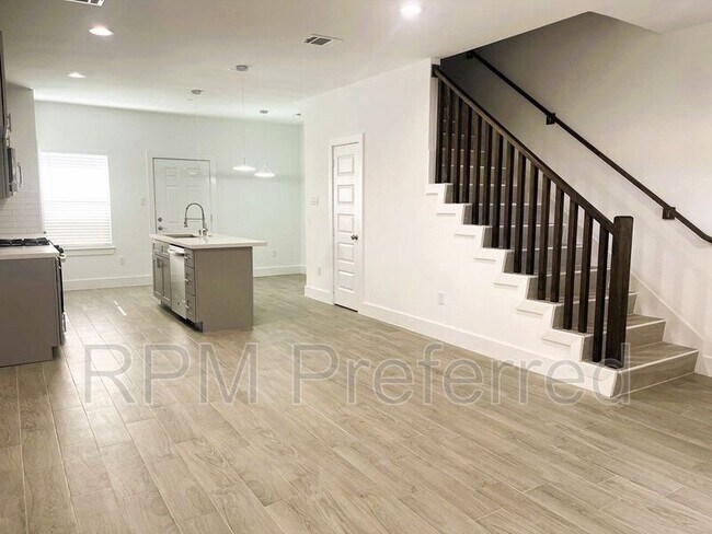 Photo - 999 Marjorie St