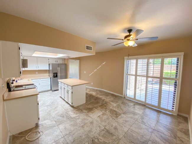 Photo - "Charming 2-Bed, 2-Bath Townhouse with Cozy Fireplace in Tucson's Scenic Sunrise Territory neighb...