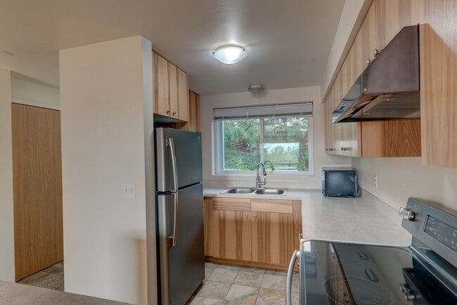 Building Photo - 2 bedroom/2 bathroom: Ground-Floor Condo with Partial Water View